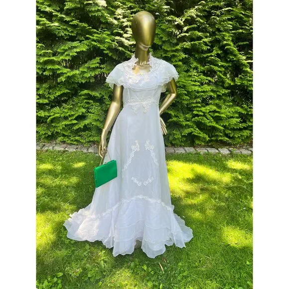 Vintage 1970’s Wedding Gown, size small - Picture 2 of 12